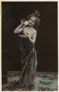 Lille pige udklædt og drikker te (farvefoto) af Photographer German