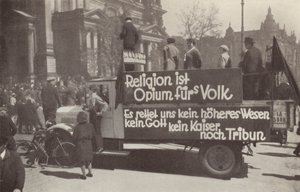Lorry plettede med kommunistiske slogans på gaderne i Berlin, Tyskland af Photographer German