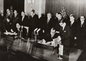 Den 26. maj 1972 blev Trafiktraktaten, den første statstraktat mellem Den Tyske Demokratiske Republik og Forbundsrepublikken Tyskland, underskrevet i DDRs hovedstad, Berlin (s/h foto) af Photographer German