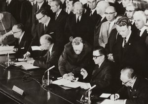 Den 3. juni 1972 underskrev de fire magters udenrigsministre den endelige protokol til firepartsaftalen om Vestberlin i den bygning, som tidligere blev brugt af det allierede kontrolråd i den amerikanske del af Vestberlin (s/h foto) af Photographer German