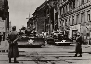 Særligt alvorlige provokationer blev startet mellem 24. og 28. oktober 1961, da tungt bevæbnede amerikanske soldater, støttet af kampvogne, gentagne gange overtrådte den Tyske Demokratiske Republiks statsgrænse (s/h foto) af Photographer German