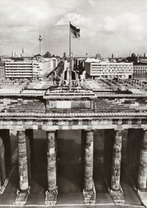 Beskyttet af sikre grænser er opførelsen af DDR-hovedstaden i gang (s/h-foto) af Photographer German