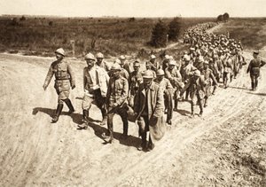 Rumænske fanger ankommer fra slaget ved Focsani (s/h foto) af Photographer German
