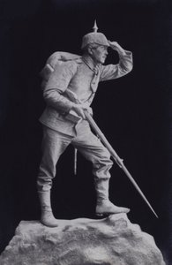 Skulptur af en tysk soldat fra første verdenskrig, der kigger hen over slagmarken (s/h foto) af Photographer German