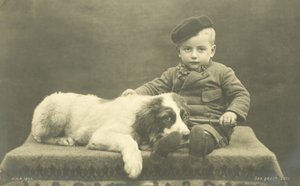 Lille dreng med sin hund (s/h foto) af Photographer German