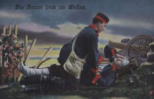 Solen gik ned i vest: en tysk soldat trøster sin døende kammerat på slagmarken (farvet foto) af Photographer German