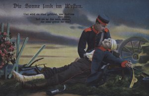 Solen gik ned i vest: en tysk soldat trøster sin døende kammerat på slagmarken (farvet foto) af Photographer German