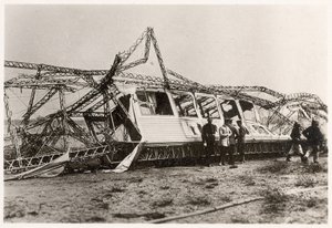 Ruinerne af Zeppelin LZ10 "Schwaben" efter dens ødelæggelse den 28. juni 1912 (s/h foto) af Photographer German