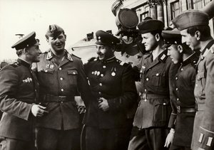 Soldaterne fra den nationale folkehær opretholder et tæt venskab med soldaterne fra den sovjetiske hær (s/h foto) af Photographer German