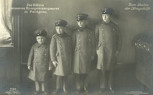 Kronprins Wilhelm af Tysklands sønner i militæruniform (s/h foto) af Photographer German