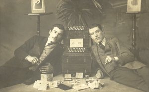 To mænd, der ryger cigaretter (s/h-billede) af Photographer German
