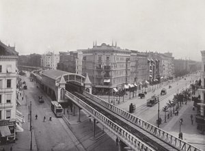 Wiener Strasse med forhøjet togstation (s/h foto) af Photographer German