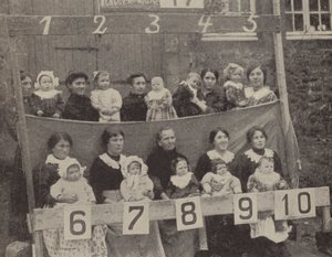 Kvinder og børn i det besatte Nordfrankrig poserer til et tysk fotografi (s/h-billede) af Photographer German