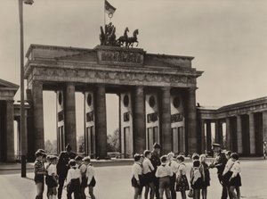 Unge pionerer kommer til Brandenburger Tor, Berlins vartegn, for at se deres venner, grænsevagterne (s/h foto) af Photographer German
