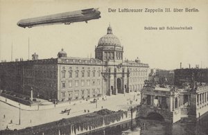 Zeppelin LZ III flyver over City Palace, Berlin (s/h foto) af Photographer German