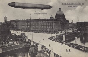 Zeppelin LZ III flyver over City Palace, Berlin (s/h foto) af Photographer German