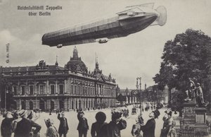 Zeppelin luftskib flyver over Berlin (s/h foto) af Photographer German