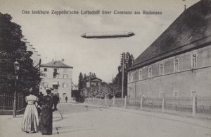 Zeppelin flyver over Konstanz, Tyskland (s/h foto) af Photographer German
