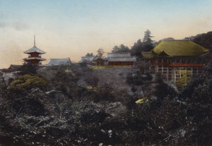 Japan, ca. 1912: Kiyomizu-templet er kendt for sin hængende scene på kanten af afgrunden og en fem-udsigt over byen Kyoto (foto) af Photographer Japanese