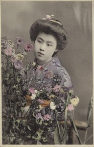 Japansk pige med blomster (farvet foto) af Photographer Japanese
