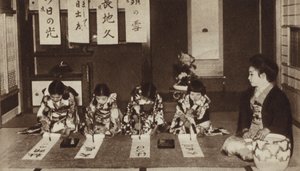 Japanske skolepiger, der skriver med pensler i en børnehaveklasse (s/h-billede) af Photographer Japanese
