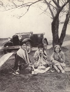 Japanske kvinder til picnic iført vestligt tøj (s/h-billede) af Photographer Japanese