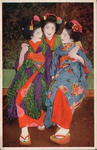 Tre unge japanske kvinder i traditionel kostume (foto)