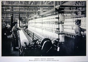 Kvindelige operatører på arbejde i et japansk spinderi af Photographer Japanese