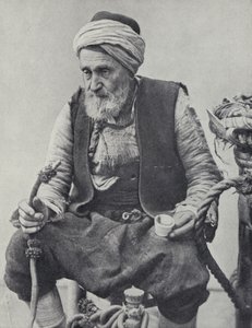 Bonde, der ryger vandpibe, Izmir, Tyrkiet (s/h-billede) af Photographer Turkish