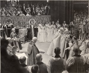 Hertuginde Mary, med sin krone i vejret og hylder dronning Elizabeth II ved kroningen af Blaise Nicolas Le Sueur