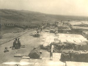 Udsigt over udgravninger af Phaistos-paladset, italiensk arkæologisk mission ledet af Luigi Pernier og Federico Halbherr, Kreta, Grækenland af Blaise Nicolas Le Sueur
