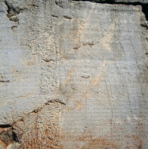 Væg med inskriptioner nær Apollotemplet, Delphi (Unescos verdensarvsliste af Blaise Nicolas Le Sueur