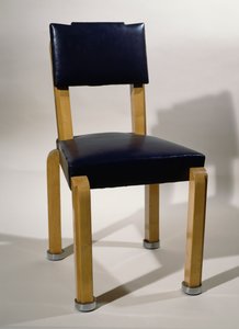 Stol, af Pierre-Emile Legrain (1889-1929), i blåt læder og platantræ, art deco-stil. Frankrig, det 20. århundrede.