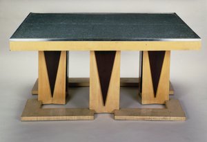 Bord, af Pierre-Emile Legrain (1889-1929), i mørklakeret platan, art deco-stil. Frankrig, det 20. århundrede.