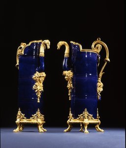 To kander, ca. 1767 (porcelæn med bronzebesætning) af Pierre Gouthière