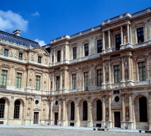 Arkitektur: udsigt over den firkantede gårdhave ved Louvre. Realiseret af Pierre Lescot (1515-1578)