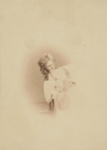 [Vignetteret siddende i Ritrosetta-kjole], 1861-67. af Pierre Louis Pierson