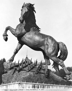 Hest med en harve foran det første Trocadero-palads bygget til verdensudstillingen i 1878, 1878 (bronze)
