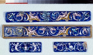 Groteske skylleplader. Emaljemalet udført i Pierre Reymonds (1513-1584) værksteder Enouen, Musee national de la Renaissance