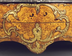 Detalje af en Louis XV-kommode, forhandlet af Adrien Delorme (ormolu-monteret tulipantræ, amarant, frugttræ og marquetry) (se også 463007)
