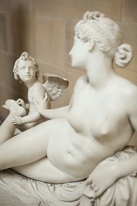 Venus med Amor, der fjerner en torn fra hendes fod af Pietro Tenerani