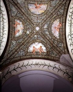 Den halvcirkelformede ioniske portiko, detalje af lofthvælvingen dekoreret med putti i en have af Pietro Venale