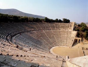 Udsigt over Epidaurus-teatret realiseret af arkitekten Polyclete le Jeune i Grækenland. af Polycletus (active c.450 c.415 BCE)