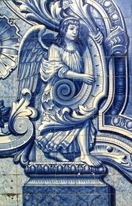 Dekorativt panel, der forestiller en engel, Lamego, Portugal. 1738 (keramiske fliser) af Portuguese School