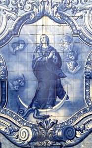 Detalje af et dekorativt panel, der viser Jomfru Maria, der knuser slangen, Lamego, Portugal. 1738 af Portuguese School