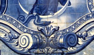 Detalje af et dekorativt panel, der viser Jomfru Maria, der knuser slangen, Lamego, Portugal. 1738 (keramiske fliser) af Portuguese School