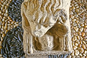 Løve spiser en mand, base af sarkofag af D. Afonso Pires, tidligere biskop af Porto, Lamego, Portugal ca. 1372 (sten) af Portuguese School