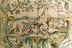 Majolika-fliser, der forestiller hunde, der angriber en tyr, fra Jagtrummet ved Palacio da Praia, Belem, ca. 1680 (keramik) af Portuguese School