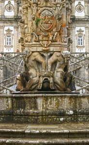Mytisk Atlantes ved foden af ​​en obelisk, Lamego, Portugal. 1738 (granit) af Portuguese School