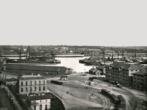 The Docks, Southampton, 1895. af Poulton and Co